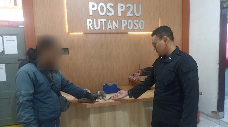 Petugas memeriksa makanan yang dijadikan wahana penyelundupan sabu ke Rutan Poso, Minggu (28/7/2024). (Foto: HO-Humas Rutan Poso)