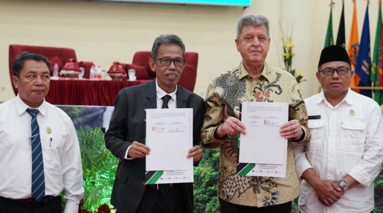 Rektor UIN Datokarama Prof Lukman Thahir (kedua kiri) dan Duta Besar Palestina untuk Indonesia Zuhair S.M Al-Shun (kedua kanan), didampingi Kepala Biro AUPK UIN Datokarama Dr Zaenuri (kiri) dan Warek Bidang Kerja Sama Faisal Attamimi (kanan) berfoto menunjukkan nota kesepahaman yang telah diteken di Palu, Senin (29/7/2024). (Foto: UIN Datokarama/Kiswanto)