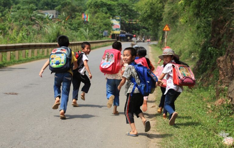 Ilustrasi anak-anak berjalan pulang sekolah. (Asia Images/ShutterStock)
