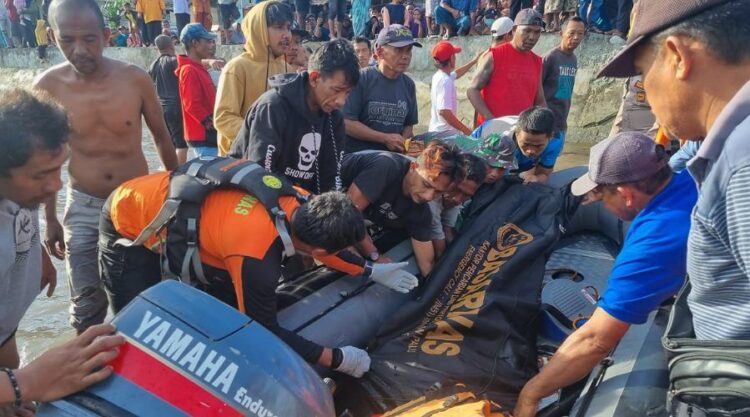 Tim SAR mengevakuasi korban setelah jatuh dari perahu dan ditemukan meningga di Desa Bunta, Pagimana, Banggai, Selasa (13/8/2024). (Foto: Basarnas)