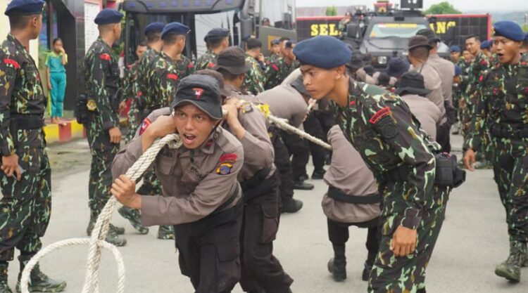 Sejumlah personel baru Brimob menarik kendaraan Barakuda pada tradisi penyambutan di Mako Brimob Polda Sulteng, Kamis (22/8/2024). (Foto: Humas Polda Sulteng)