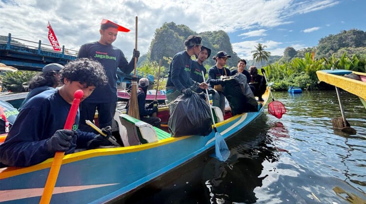 Relawan yang difasilitasi Telkomsel membersihkan sungai di kawasan wisata Rammang-Rammang, Maros, Sulsel, Minggu (25/8/2024). (Foto: Telkomsel)