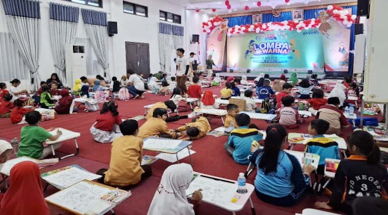 Sejumlah anak mengikuti lomba mewarnai yang digelar Bank Indonesia Sulteng memeriahkan HUT ke-79 Kemerdekaan RI di Palu, Minggu (18/8/2024). (Foto: HUmas BI Sulteng)