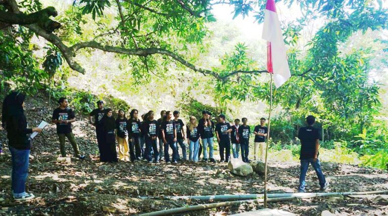 KPPD melaksanakan upacara HUT ke-79 Kemerdekaan Indonesia di kawasan Mata Air Uwentumbu, Kelurahan Buluri, Kota Palu, Sabtu (17/8/2024). (foto: KPPD)