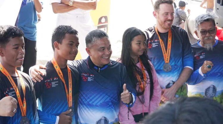 Wali Kota Palu, Hadianto Rasyid (ketiga kanan) berfoto bersama juara renang lintas Teluk Palu, Minggu (11/8/2024). (Foto: Porkopimda Setda Kota Palu/Iwan)