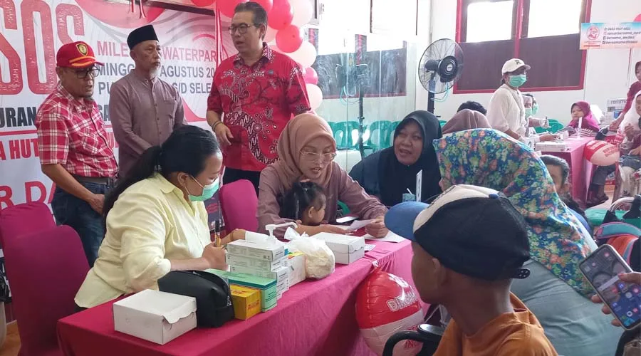 Asisten Bidang Pemerintahan dan Kesra Setda Kota Palu, Usman (tengah belakang) pada Baksos Badan Kesbangpol da FPK di Millenium Water Park, Palu, Minggu (11/8/2024). (Foto: Prokopimda Setda Kota Palu/Jufri)