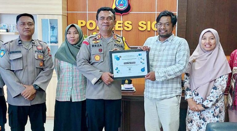 Kapolres Sigi AKBP Reja A. Simanjuntak (ketiga kiri) menerima sertfikat penghargaan dari KPKN atas kinerja terbaik IKPA di Mapolres Sigi, Kamis (22/8/2024). (Foto: Humas Polres Sigi)