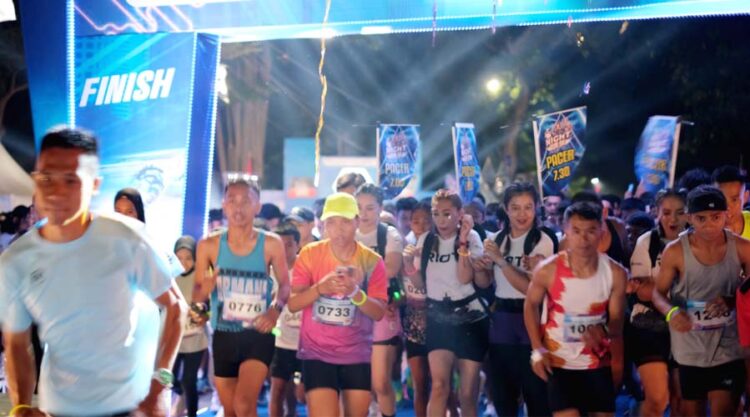 Sejumlah peserta melakukan start pada QRIS Night Run 2024 di Taman GOR Palu, Jumat (16/8/2024) malam. (Foto: HO-BI Sulteng)