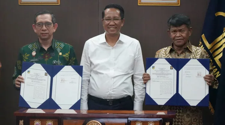 Menkumham, Supratman Andi Agtas (tengah) bersama Kakanwil Kemenumham Sulteng, Hermasyah Siregar (kiri) dan Gubernur Sulteng, Rusdy Mastura (kanan) usai meneken kesepahaman pembiayaan iuran BPJS bagi warga binaan di Jakarta, Kamis (19/9/2024). (foto: Kemenkumham Sulteng)