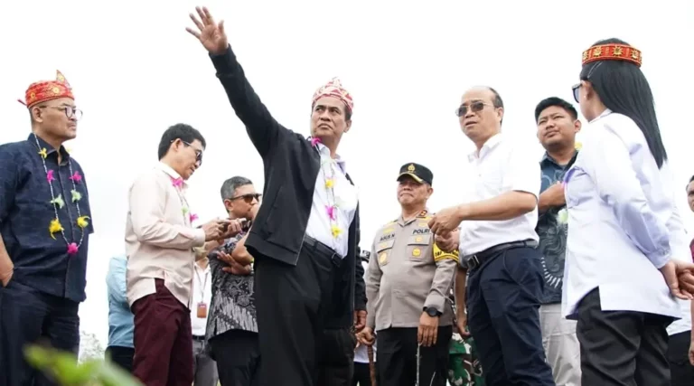 Mentan Amran Sulaeman saat berada di Napu, Poso, Rabu (25/9/2024). (Foto: Ist)
