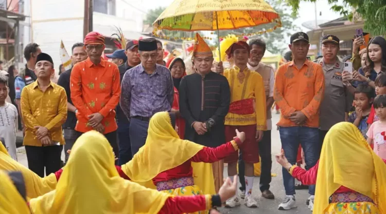 Wali Kota Palu, Hadainto Rasyid (tengah) disambut tarian adat pada pembukaan Festival Tangga Banggo di Kelurahan Siranindi, Palu, Jumat (20/9/2024). (Foto: Prokopimda Palu/Iwan)