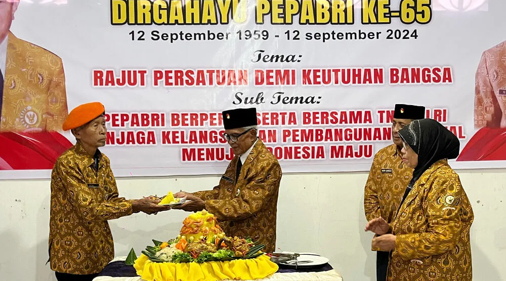 Berbagi nasi tumpeng pada perayaan HUT ke-65 Pepabri yang digelar di Gedung Juang, Palu, Kamis (12/9/2024). (Foto: Pnerem 132/Tdl)