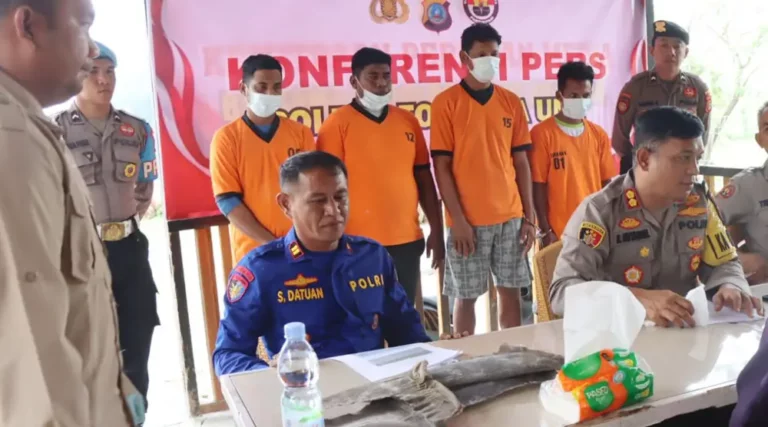 Para pemburu hiu yang dtangkap di perairan Walea Kepulauan, Tojo Unauna, Kamis (19/9/2024). (Foto: Humas Polres Touna)