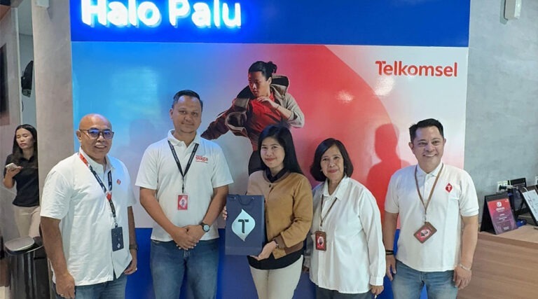 Penyerahan bingkisan kepada pelanggan setiap pad aHari Pelanggan Nasional oleh Telkomsel GraPARI Palu, Rabu (4/9/2024). (Foto: Telkomsel)