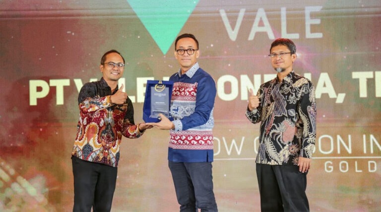 Direktur & Chief of Sustainability and Corporate Affairs Offices (CSCAO) PT Vale Indonesia, Bernardus Irmanto menerima tropi penghargaan pada ajang ESPA 2024 di Semarang, Sabtu (31/8/2024). (Foto: PT Vale Indonesia)