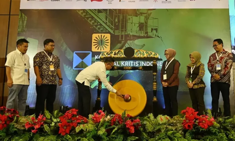 Asisten Bidang Perekonomian dan Pembangunan Setdaprov Sulteng Rudi Dewanto (ketiga kiri) didampingi Direktur Trasnsformasi untuk Keadilan Indonesia (TUK) Linda Rosalina (ketiga kanan), Direktur Eksekutif Indonesia CERAH Agung Budiono (kedua kiri), Ketua Tim Kerja Pengembangan Program Transformasi Industri Hijau Kementerian Perindustrian Achmad Taufik (kanan) memukul gong menandai pembukaan Konferensi Nasional Mineral Kritis Indonesia di Palu, Sulawesi Tengah, Rabu (9/10/2024). Konferensi yang digelar oleh 15 organisasi masyarakat sipil yang dihadiri berbagai pemangku kepentingan baik pemerintah pusat dan daerah, maupun akademisi, organisasi masyarakat sipil, serikat buruh dan kelompok masyarakat terdampak itu dimaksudkan untuk menelaah secara kritis aspek keadilan sosial, lingkungan, dan praktik tata kelola industri pertambangan mineral kritis di Indonesia dan diharapkan akan dihasilkan rekomendasi-rekomendasi mineral kritis bagi pemerintahan baru. (bmzIMAGES/Basri Marzuki)
