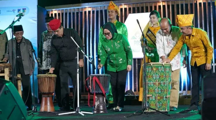 Sekkot Palu, Irmayanti (tengah) memukul gendangmenandai pembukaan Posalia Ri Kmapung Lere di Kelurahan Lere, Palu, Kamis (17/10/2024) malam. (Foto: Prokopim Setda Kota Palu/Iwan)