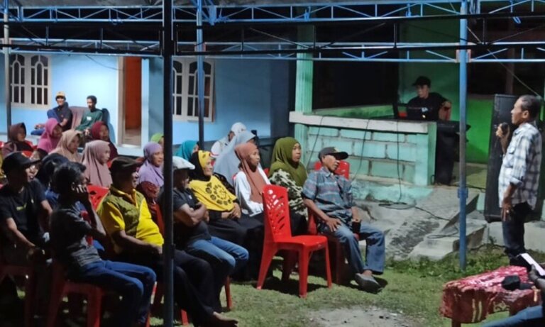Calon Wali Kota Palu nomor urut1, Hidayat berbicara di depan warga pada kampanye terbuka di Pengawu, Palu, Kamis (31/10/2024). (Foto: Tim Media HANDAL)