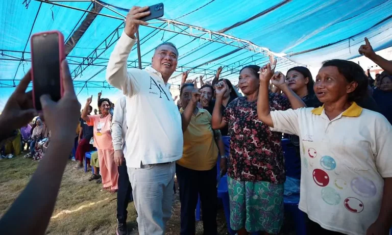 Calon Gubernur Sulawesi Tengah nomor urut 1, Ahmad HM Ali berpidato dalam kampanye terbatas di Desa Bulagi II, Kecamatan Bulagi, Kabupaten Banggai Kepulauan, Selasa (22/10/2024). (Foto: Tim Media Partai Koalisi BERAMAL)