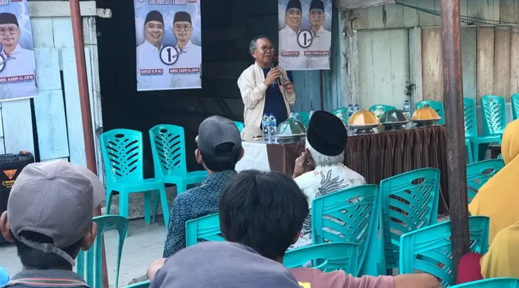 Juru Kampanye Koalisi BERAMAL provinsi, Andi Mulhanan Tombolotutu memaparkan program unggulan calon Gubernur dan Wakil Gubernur Sulawesi Tengah, Ahmad HM Ali dan Abdul Karim Aljufri, saat kampanye terbatas di Desa Kasimbar Barat, Kecamatan Kasimbar, Kabupaten Parigi Moutong, Minggu (27/10/2024). (Foto: Tim Media Koalisi BERAMAL)