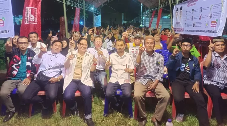 Juru kampanye Koalisi Beramal berpose bersama saat kampanye Calon Gubernur dan Wakil Gubernur Sulteng nomor urut 1, Ahmad HM Ali - Abdul Karim Aljufri kampanye terbatas di Kelurahan Pantoloan Baiya, Palu, Minggu (27/10/2024). (Foto: Tim Media Partai Koalisi BERAMAL)