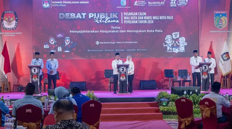 Tiga pasangan calon Wali Kota dan Wakil Wali Kota Palu bertemu dalam debat publik pertama yang digelar KPU Kota Palu di Palu, Senin (21/10/2024). (Foto: bmzIMAGES/Basri Marzuki)