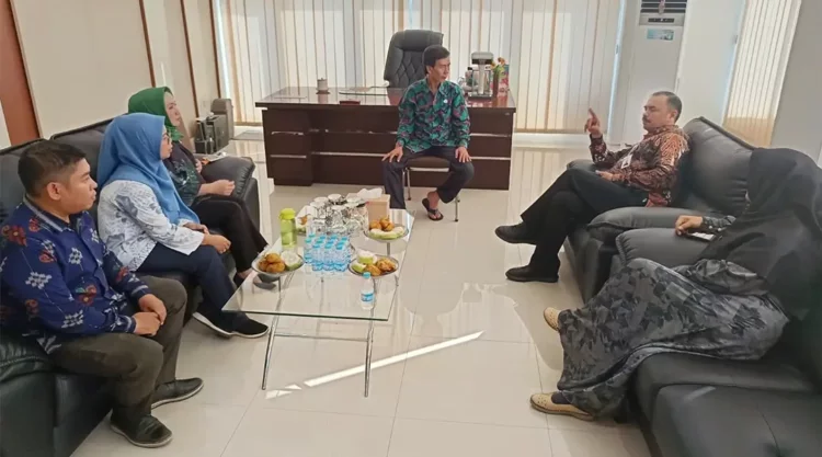 Kepala Dinas Kearsipan dan Perpustakaan Kota Palu, Syamsul Syaifudin (tengah) menerima kunjungan Direktur ANRI di Palu, Kamis (24/10/2024). (Foto: Humas Pemkot Palu)