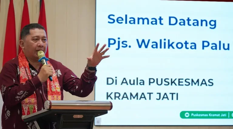 Pjs. Wali Kota Palu, Muchsin Husain Pakaya menyampaikan sambutan pada penarikan dua ASN yang mengikuti magang di Puskesmas Kramat Jati Jakarta, Rabu (16/10/2024). (Foto: prokopim Setda Kota Palu)