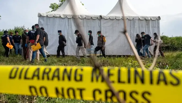 Sejumlah petugas, keluarga, dan pengacara keluarga BA berjalan menuju lokasi ekshumasi di Pekuburan Duyu, Palu, Jumat (4/10/2024). (Foto: bmzIMAGES/Basri Marzuki)