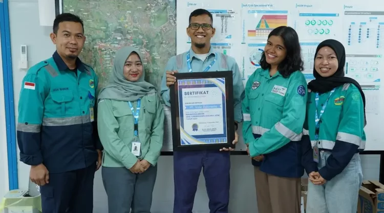 Karyawan menunjukkan sertifkat penghargaan atas keseriusan PT Vale dalam penanggulangan penyakit Aids, Tuberkulosis dan Malaria. (foto: HO-PT Vale Indonesia)