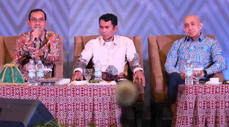 Chief Human Capital Officer (CHCO) PT Vale, Adriansyah Chaniago (kiri) pada diskusi peran pengusaha dalam membangun perekonomian Sulsel di Makassar. (Foto: PT Vale Indonesia)