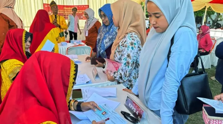 Petugas memverifikasi identitas warga sebelum mencoblos pada simulasi pemungutan suara yang digelar KPU Kota Palu di Lapangan Telkom Palu, Kamis (21/11/2024). (Foto: ist)