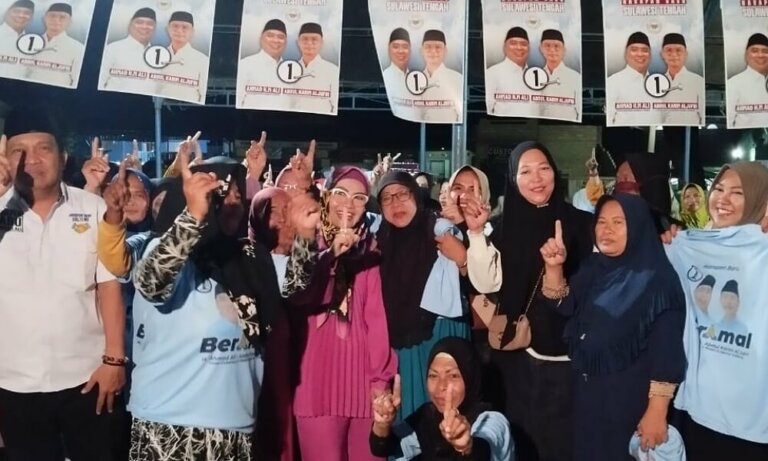Ketua DPW Nasdem Sulteng Nilam Sari Lawira usai kampanye pasangan BerAmal berpose bersama warga di Donggala Kodi, Rabu (20/11/2024). (Foto: Tim SultengBeramal.com)