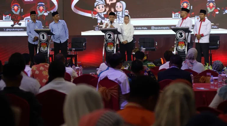 Tiga paslon Wali Kota dan Wakil Wali Kota Palu beradu argumen pada debat kedua di Palu, Kamis (7/11/2024). (Foto: beritapalu/bmz)