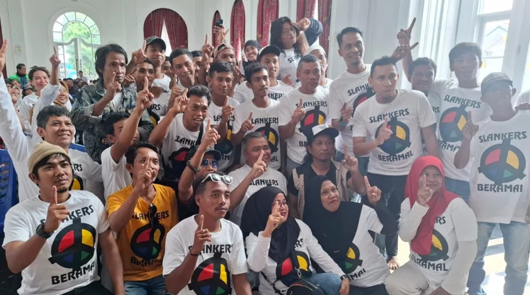 Ahmad Ali berpose bersama Slankers BerAmal di kediamannya, Sabtu (16/11/2024). (Foto: Tim Sulteng Beramal)
