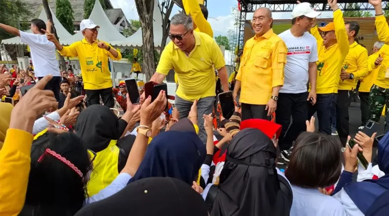 Calon Gubernur Sulawesi Tengah Ahmad Ali (tengah) menyapa warga saat menghadiri perayaan HUT Partai Golkar yang digelar oleh DPD I Partai Golkar Sulteng, di Jalan Moh. Yamin, Kota Palu, Sabtu (16/11/2024). (Foto: Tim Koalisi Beramal)