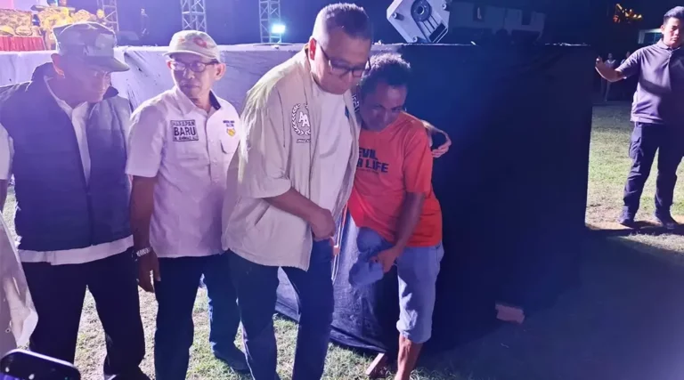 Calon Gubernrus Sulteng, AHmad Ali merangkul Roni, penyandang disabilitas yang mengikuti kampanyenya di Lapangan Abadi, Talise, Minggu (17/11/2024) malam. (Foto: Time Media Koalisi BerAmal)