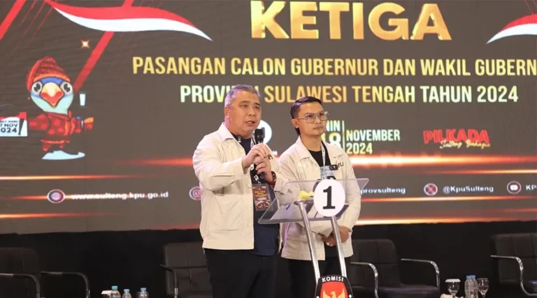 Pasangan calon Gubernur dan Wakil Gubernur Sulteng nomor urut 1, Ahmad Ali dan Abdul Karim Aljufri pada Debat Ketiga Pilgub SUlteng di Palu, Senin (18/11/2024) malam. (Foto: Tim Media Koalisi BerAmal)