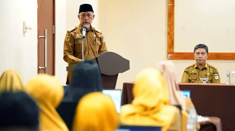 Asisten Bidang Pemerintahan dan Kesra Setda Kota Palu, Usman memberikan sampbutan pada pembukaan Pelatihan NAalisa Jabatan dan Beban Kerja jajaran Pemkot Palu di Palu, Senin (11/11/2024). (Foto; Prokopim Setda Kota Palu/Jufri)