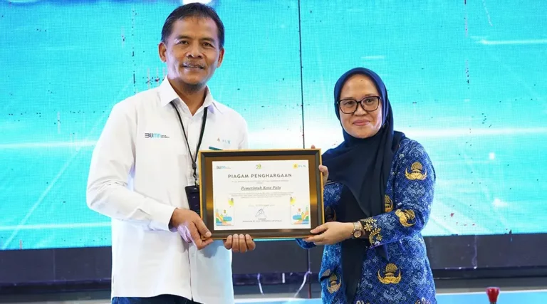 Manager PT. PLN UP3 Palu, Yanuar (kiri) menyerahkan piagam penghargaan kepada Sekretaris Daerah Kota Palu, Irmayanti Pettalolo. pada customer gathering di Palu, Senin (18/11/2024). (Foto: Prokopim Setda Kota Palu/Jufri)