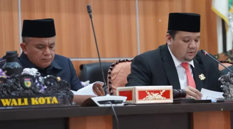 Wali Kota Palu, Hadianto Rasyid (kiri) bersama Ketua DPRD Kota Palu, Rico AT Djanggola apda Rapat Paripurna tentang Ranperda PPJSK, Jumat (29/11/2024). (Foto: Setdakot Palu/Iwan)