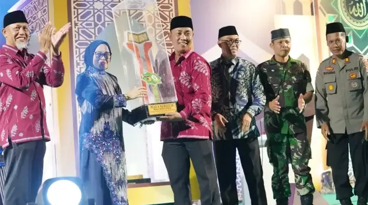 Sekkot Palu, Irmayanti (kedua kiri) menyerahkan piala kepada tim pemenang pada penutupan STQH XXVII di Palu, Rabu (6/11/2024) malam. (Foto: Prokopim Setda Kota Palu/Iwan)