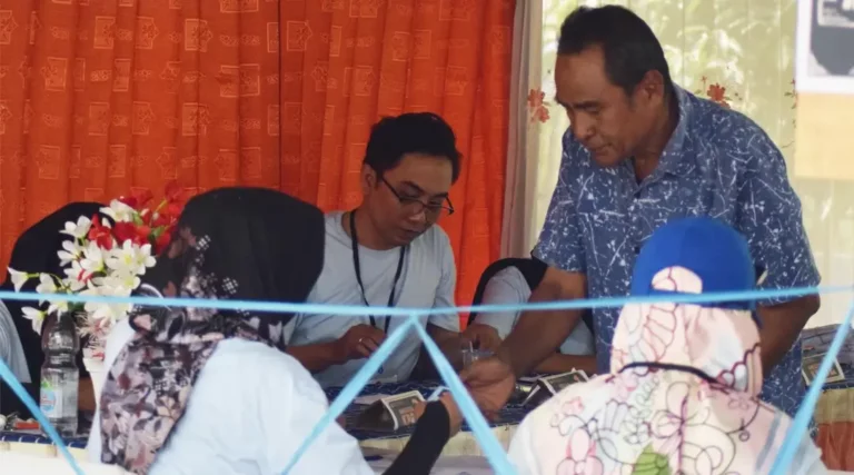 Ilustrasi suasana pemungutan suara di sebuah TPS di Palu. (Foto: Imron)