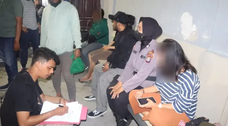 Petugas mendata seorang perempuan yang terjaring operasi Pekt Tinombala Polres Sigi di sebuah penginapan di Tinggede, Sigi, Sabtu (9/11/2024). (Foto: Humas Polres Sigi)
