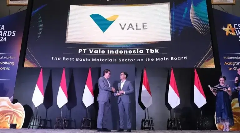Direktur Independen & Chief Financial Officer PT Vale, Rizky Andhika Putra menerima tropi CSA Awards di Jakarta,. (Foto: HO-PT Vale Indonesia)