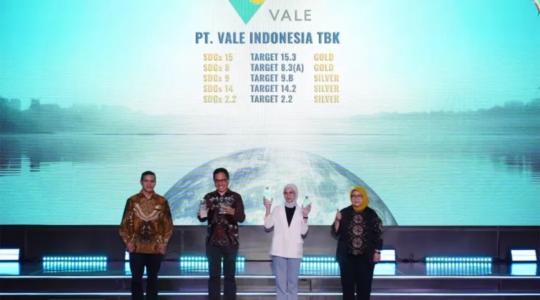 Direktur External Relations PT Vale Indonesia, Endra Kusuma bersama Manager Community Relations, Jemmy Sijaya, menunjukkan 5 penghargaan sekaligus dari ISDA 2024 di Balai Kartini, Jakarta, Kamis, 28 November 2024. (Foto: PT Vale Indoensia)