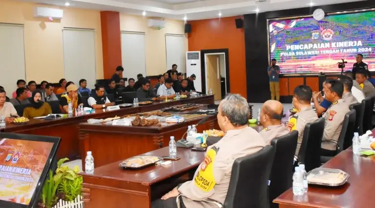 Suasana konferensi pers kinerja Polda SUlteng di AUla Rupatama Polda Sulteng, Selasa (31/12/2024) malam. (Foto: Humas Polda Sutleng)