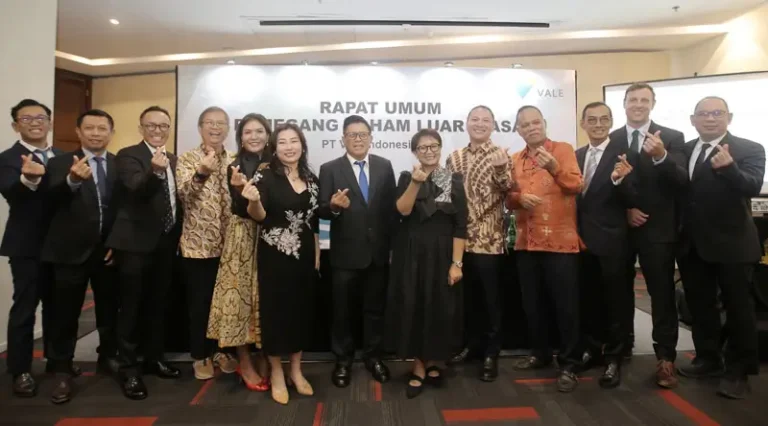 Retno L Marsudi (keenam kiri) bersama para direksi usai ditetrapokan sebagai Komisaris Independen di PT Vale Indonesia, Selasa (14/1/2025). (Foto: HO-PT Vale Indonesia)