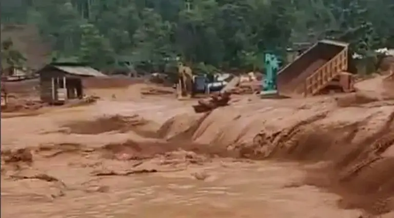 Banjir bandang yang menerjang Desa Tamainusi, Kecamatan Soyo Jaya, Kabupaten Morowali Utara, Jumat (3/1/2025). (Foto: Capture vide warga)