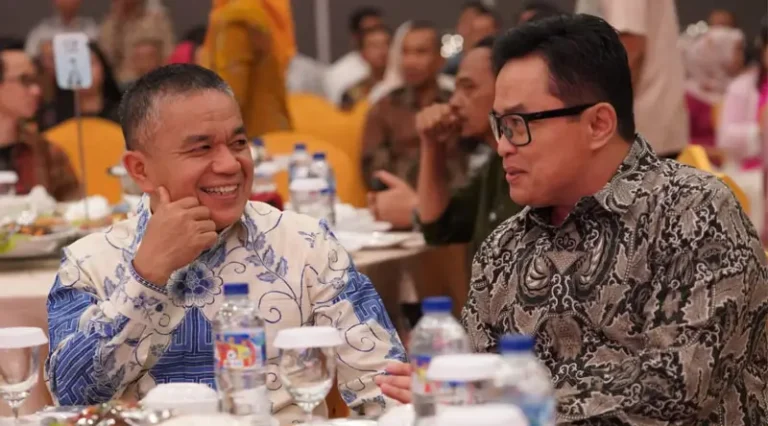 Wali Kota Palu, Hadianto Rasyid (kanan) berbicang dengan pejabat lama Kapolresta Palu Kombes Pol barliansyah pada acara pisah sambut di palu, Kamis (9/1/2025). (Foto: Prokopimda Palu/iwan)